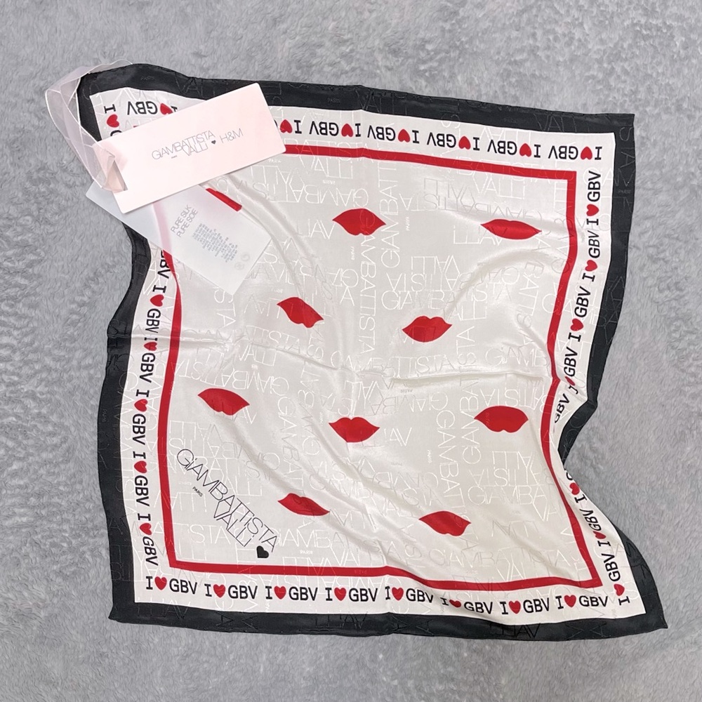 GiAMBATTiSTA VALLi x H&M scarf